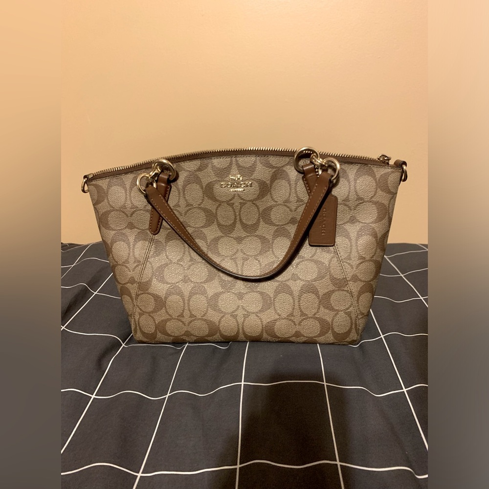 Coach “Kelsey” Monogram Satchel Handbag 👜 | Tan & Brown w/ Gold Hardware